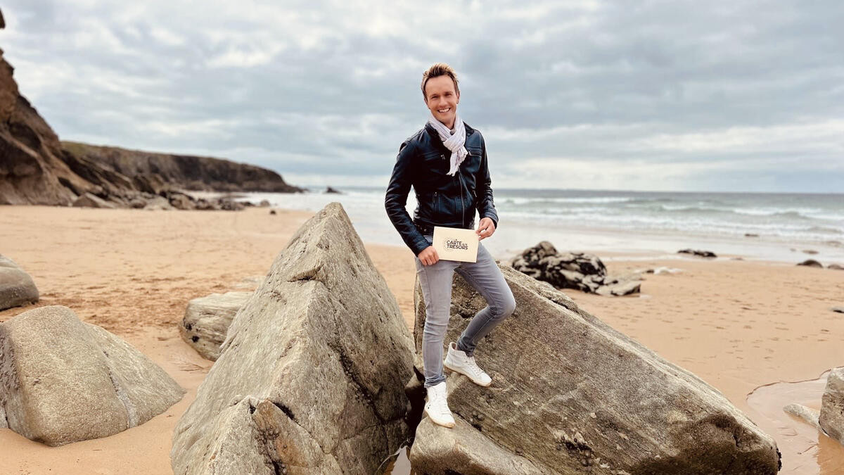 Cyril Féraud pose entre deux rochers sur une plage morbihannaise